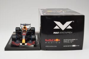 Red Bull RB16B #33 M. Verstappen Belgian GP 2021 Winner Minichamps 1:18 113211333 Hars — afbeelding 7 van 7