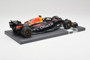Red Bull RB18 #1 M. Verstappen Japan GP Winner No Figure & Pitboard 2022 Minichamps 1:18 113221801FB Metaal — afbeelding 3 van 7