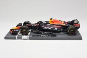 Red Bull RB18 #1 M. Verstappen Japan GP Winner No Figure & Pitboard 2022 Minichamps 1:18 113221801FB Metaal