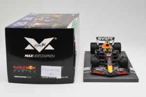 Red Bull Racing RB18 #1 M. Verstappen Japan GP Winner 2022 Minichamps 1:18 113221801FB-R1 Metaal — afbeelding 6 van 8