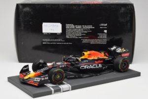 Red Bull Racing RB18 #1 M. Verstappen Japan GP Winner 2022 Minichamps 1:18 113221801FB-R1 Metaal — afbeelding 7 van 8