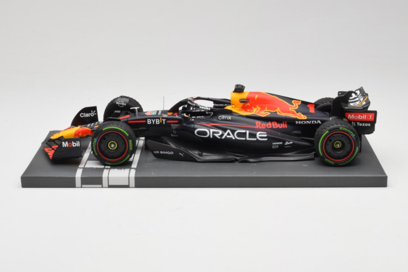 Red Bull Racing RB18 #1 M. Verstappen Japan GP Winner 2022 Minichamps 1:18 113221801FB-R1 Metaal
