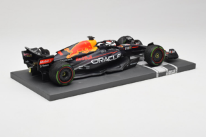 Red Bull Racing RB18 #1 M. Verstappen Japan GP Winner 2022 Minichamps 1:18 113221801FB-R1 Metaal — afbeelding 3 van 8