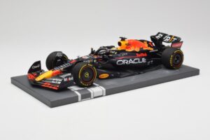 Red Bull RB18 Oracle #1 M. Verstappen Abu Dhabi GP 2022 Winner Minichamps 1:18 113222201 Hars — afbeelding 2 van 7