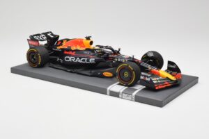 Red Bull RB18 Oracle #1 M. Verstappen Abu Dhabi GP 2022 Winner Minichamps 1:18 113222201 Hars — afbeelding 4 van 7