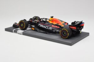 Red Bull RB18 Oracle #1 M. Verstappen Abu Dhabi GP 2022 Winner Minichamps 1:18 113222201 Hars — afbeelding 5 van 7
