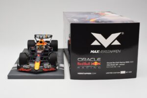 Red Bull RB18 Oracle #1 M. Verstappen Abu Dhabi GP 2022 Winner Minichamps 1:18 113222201 Hars — afbeelding 6 van 7
