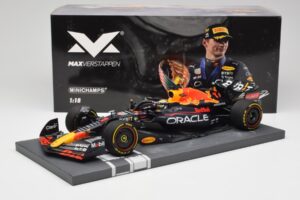 Red Bull RB18 Oracle #1 M. Verstappen Abu Dhabi GP 2022 Winner Minichamps 1:18 113222201 Hars — afbeelding 7 van 7