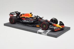 Red Bull RB18 Oracle #1 M. Verstappen Italian GP 2022 Winner Minichamps 1:18 113221601 Hars — afbeelding 4 van 7