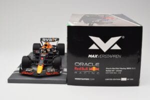 Red Bull RB18 Oracle #1 M. Verstappen Italian GP 2022 Winner Minichamps 1:18 113221601 Hars — afbeelding 6 van 7