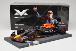 Red Bull RB18 Oracle #1 M. Verstappen Italian GP 2022 Winner Minichamps 1:18 113221601 Hars — afbeelding 7 van 7