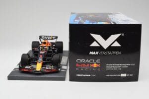 Red Bull RB18 Oracle #1 M. Verstappen US GP 2022 Winner Minichamps 1:18 113221901 Hars — afbeelding 6 van 7