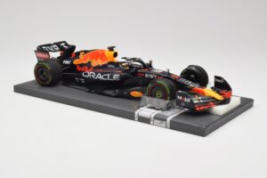Red Bull RB18 #1 M. Verstappen Emilia Romagna GP 2022 Winner Minichamps 1:18 113220401 Hars — afbeelding 4 van 7