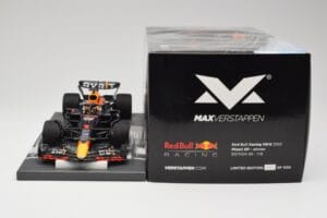 Red Bull RB18 #1 M. Verstappen Miami GP 2022 Winner Minichamps 1:18 113220301 Hars — afbeelding 6 van 7