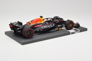Red Bull RB19 Oracle #1 M. Verstappen Australian GP 2023 Winner Minichamps 1:18 113230301 Hars — afbeelding 3 van 7