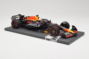 Red Bull RB19 Oracle #1 M. Verstappen Australian GP 2023 Winner Minichamps 1:18 113230301 Hars — afbeelding 4 van 7
