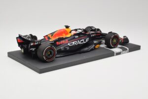 Red Bull RB19 Oracle #1 M. Verstappen Bahrain GP 2023 Winner Minichamps 1:18 113230201 Hars — afbeelding 3 van 7