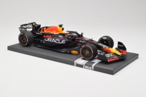 Red Bull RB19 Oracle #1 M. Verstappen Bahrain GP 2023 Winner Minichamps 1:18 113230201 Hars — afbeelding 4 van 7