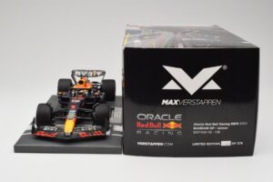 Red Bull RB19 Oracle #1 M. Verstappen Bahrain GP 2023 Winner Minichamps 1:18 113230201 Hars — afbeelding 6 van 7