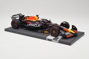 Red Bull RB19 Oracle #1 M. Verstappen British GP 2023 Winner Minichamps 1:18 113231101 Hars — afbeelding 4 van 7