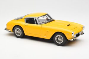 Ferrari 250 GT SWB Geel CMC 1:18 M-054 Metaal — afbeelding 4 van 6