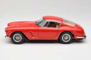 Ferrari 250 GT SWB Rood CMC 1:18 M-046 Metaal — afbeelding 3 van 6