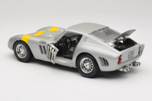 Ferrari 250 GTO #172 L. Bianchi / G. Berger Tour de France 1962 Zilver Gelimiteerde Editie Bburago 1:18 3011-S1 Metaal — afbeelding 5 van 8