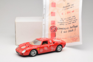 Ferrari 250 LM Rood Wit Essen Autographs Gelimiteerde Editie Bburago 1:18 3033-P4 Metaal — afbeelding 8 van 8