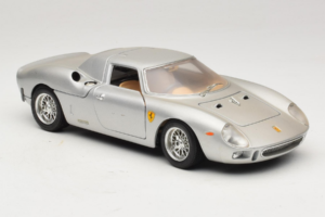 Ferrari 250 LM Zilver Bburago 1:18 3033-S1 Metaal — afbeelding 6 van 8