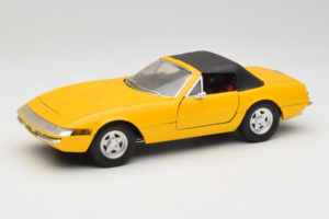 Ferrari 365 GTS Geel Met Zwart Dak Solido 1:18 8018 Metaal