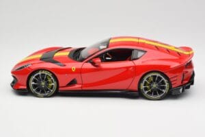 Ferrari 812 Competizione Rosso Corsa Met Gele Strepen Bburago 1:18 18-16915 Metaal — afbeelding 4 van 8
