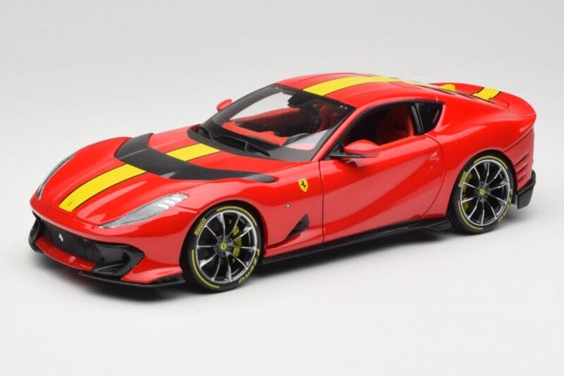 Ferrari 812 Competizione Rosso Corsa Met Gele Strepen Bburago 1:18 18-16915 Metaal