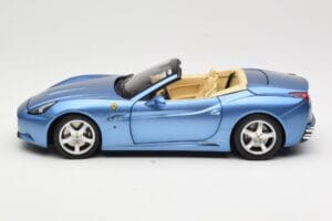 Ferrari California Lichtblauw Hot Wheels 1:18 N2043 Metaal — afbeelding 4 van 8