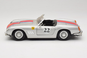 Ferrari California #22 Zilver Rode Streep 1966 Tonka 1:18 01109-S2 Metaal — afbeelding 4 van 8