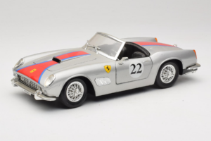 Ferrari California #22 Zilver Rode Streep 1966 Tonka 1:18 01109-S2 Metaal