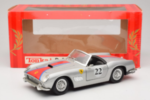 Ferrari California #22 Zilver Rode Streep 1966 Tonka 1:18 01109-S2 Metaal — afbeelding 8 van 8