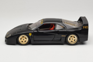 Ferrari F40 Zwart met Gouden Wielen Bburago 1:18 3032-B2 Metaal — afbeelding 4 van 8