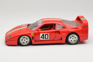 Ferrari F40 #40 Rood met Italiaanse Vlag Bburago 1:18 3032-P1 Metaal — afbeelding 4 van 8