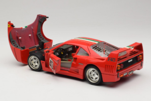 Ferrari F40 #40 Rood met Italiaanse Vlag Bburago 1:18 3032-P1 Metaal — afbeelding 5 van 8