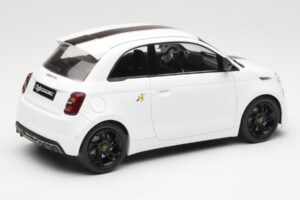 Abarth 500e Wit IXO 1:18 MCG18497 Metaal — afbeelding 2 van 6