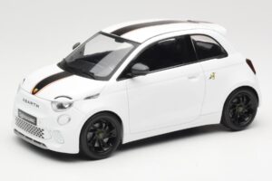 Abarth 500e Wit IXO 1:18 MCG18497 Metaal