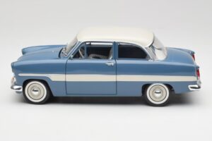 Ford Taunus 12M P2 Blauw Strepen Revell 1:18 08880-M1 Metaal — afbeelding 4 van 8