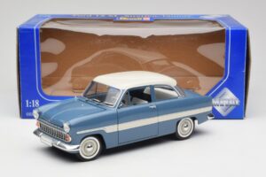 Ford Taunus 12M P2 Blauw Strepen Revell 1:18 08880-M1 Metaal — afbeelding 8 van 8
