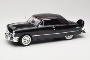 Ford Deluxe Cabriolet Zwart Maisto 1:18 31681 Metaal