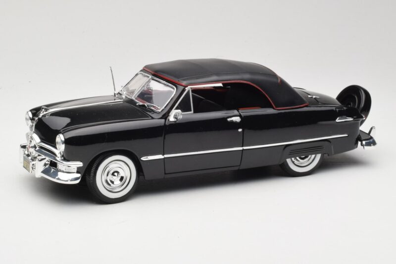 Ford Deluxe Cabriolet Zwart Maisto 1:18 31681 Metaal