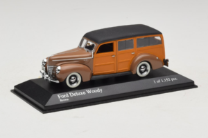 Ford DeLuxe Woody Station Wagon Bruin Minichamps 1:43 400082111 Metaal — afbeelding 2 van 4
