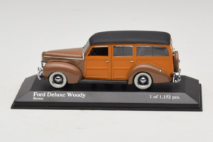 Ford DeLuxe Woody Station Wagon Bruin Minichamps 1:43 400082111 Metaal