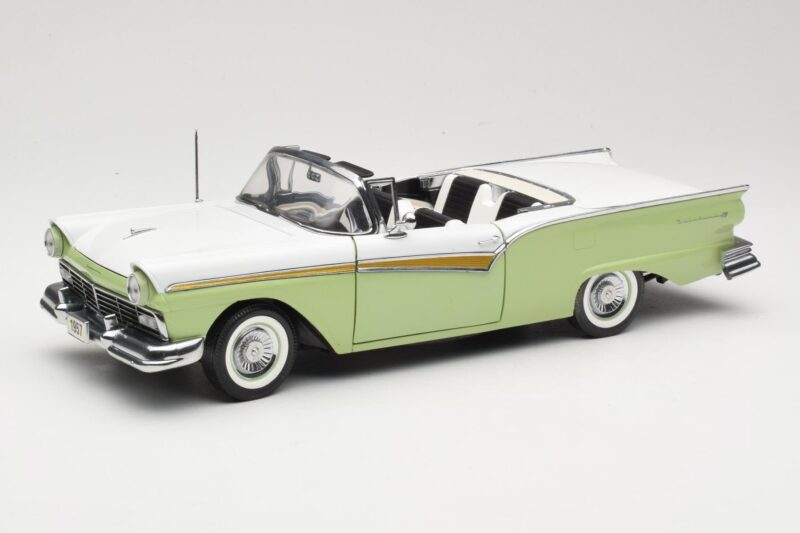 Ford Fairlane Skyliner Groen & Wit Sun Star 1:18 FORD003 Metaal