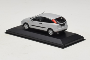 Ford Focus Mk1 3-Door Zilver Minichamps 1:43 FOCUS005 Metaal — afbeelding 3 van 5