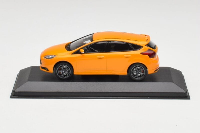 Ford Focus ST Mk3 Tangerine Scream Minichamps 1:43 FOCUS001 Metaal